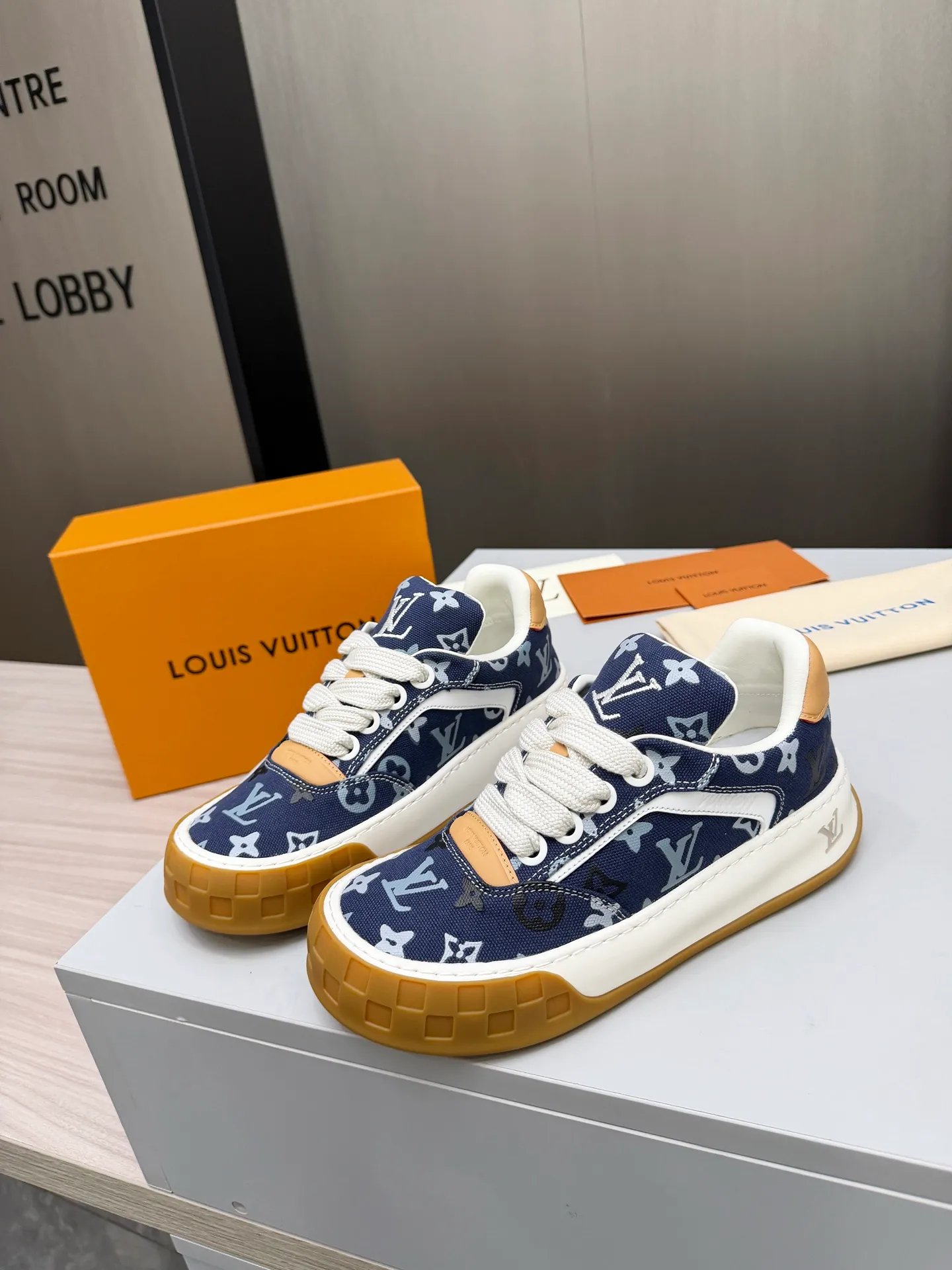 Men's men's shoes P640! Top version LV-Louis Vuitton-classic catwalk new style, empty glue process·original 1:1 development and reproduction! ! The upper foot is very comfortable. It is made of luxurious materials and fine workmanship. The midsole is printed with English letters "Made in Europe". The upper is made of calfskin imported from Italy. The side is decorated with the brand's LOGO and signature. The latest latex foot pads and mesh lining make the foot feel super comfortable. The original two-color TPU combination outsole is specially provided by the original factory. Bag technology Goodyear stitched edges Fabric: Exclusive custom first-layer cowhide Accessories: Exclusive private model Vuitton logo, lining: Customized silk mesh lining - first-layer silk cowhide lining Outsole: TPU combination outsole wear-resistant, non-slip and anti-yellowing Foot pads: new latex pads-mesh sweat-absorbent Counter technology: fully computerized sewing machine wire drawing Toe box back cover Hot and cold shaping Full set of pull-top last with medium and low logo pattern Code number 39-45